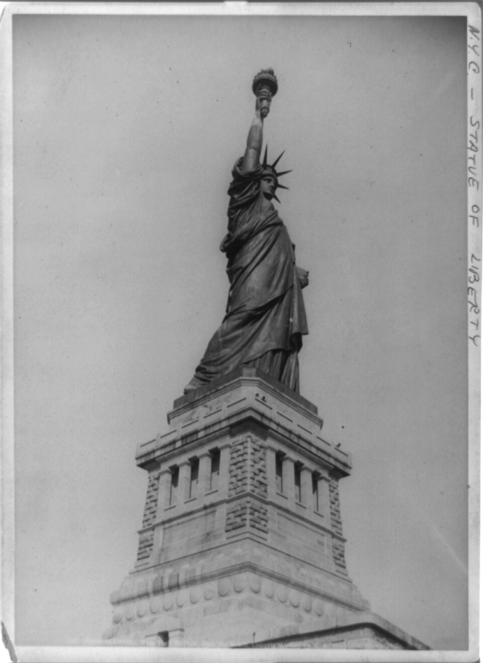 Zdjęcie ilustracyjne: Statue of Liberty, New York Harbor, from the South LCCN2002716177.jpg