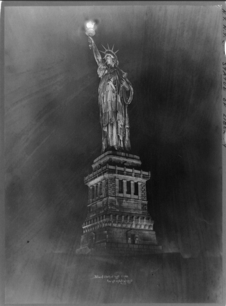 Zdjęcie ilustracyjne: Statue of Liberty at night LCCN2002716178.jpg