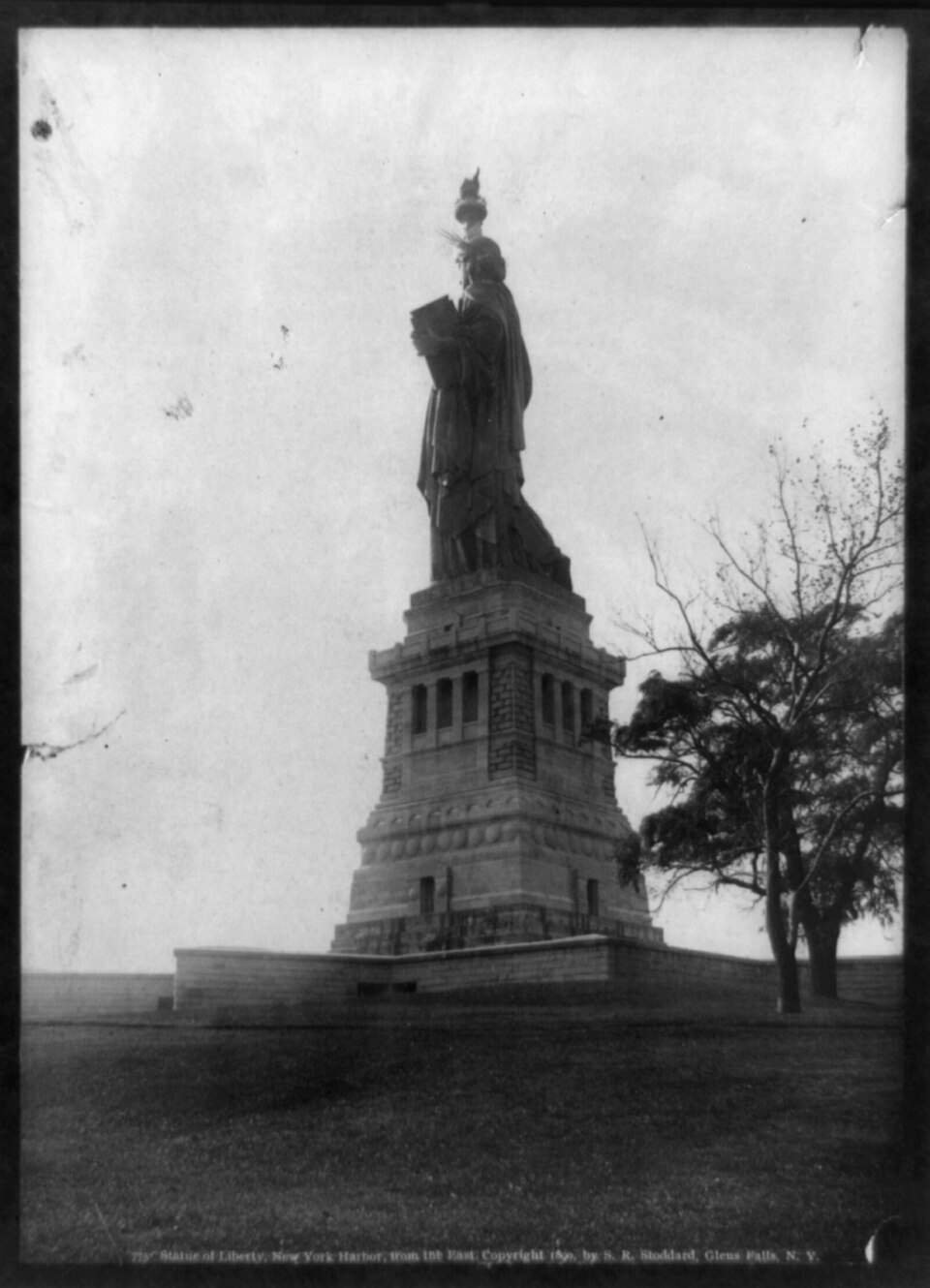 Zdjęcie ilustracyjne: The Statue of Liberty, New York Harbor, from the East LCCN2002716181.jpg