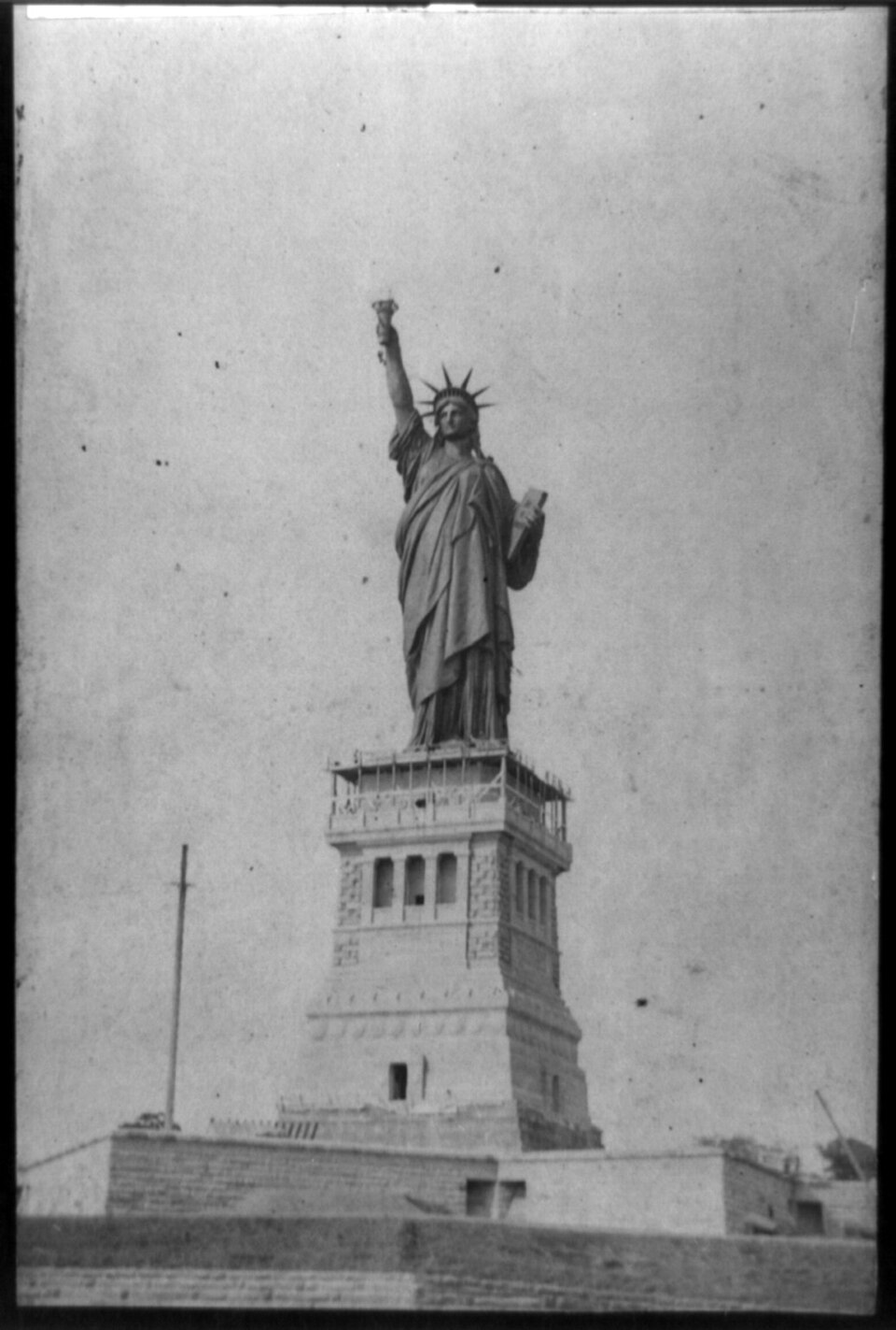 Zdjęcie ilustracyjne: Completing the torch, Statue of Liberty LCCN2002716182.jpg