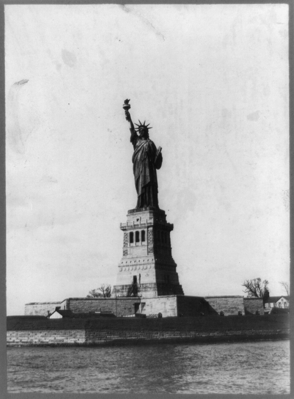 Zdjęcie ilustracyjne: Statue of Liberty, N.Y. Harbor LCCN2002716185.jpg