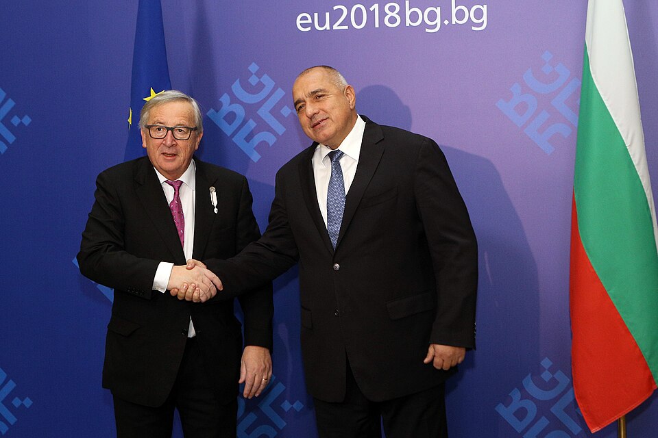 Zdjęcie ilustracyjne: Bulgarian PM Boyko Borissov welcomes Jean-Claude Juncker at the Council of Ministers in Sofia (39615235032).jpg