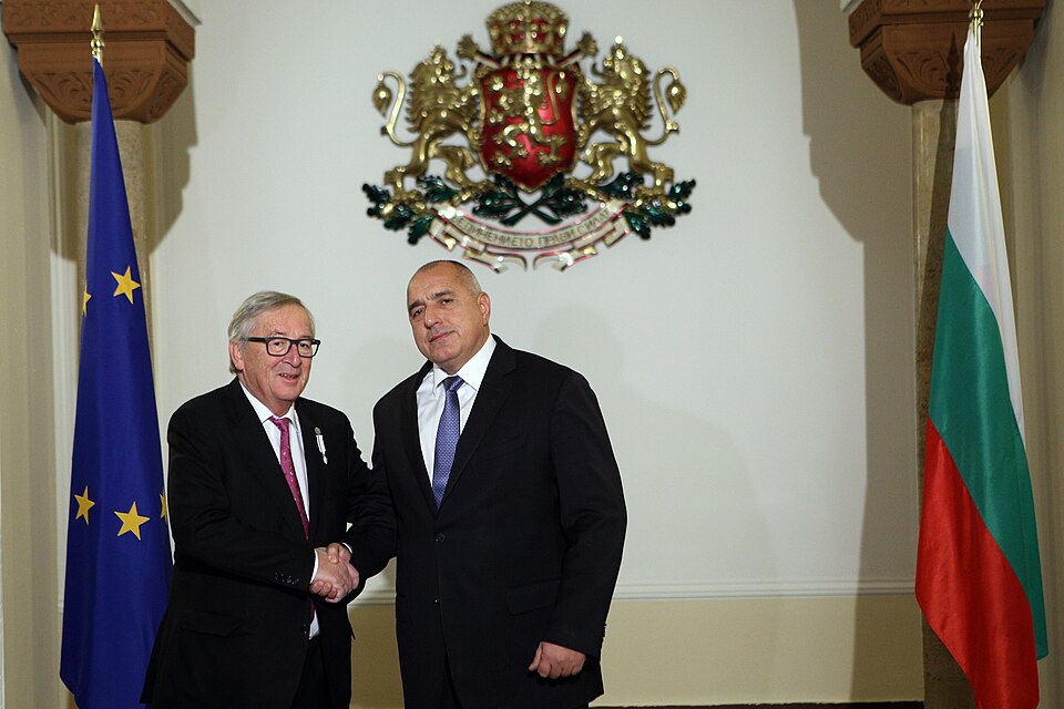 Zdjęcie ilustracyjne: Bulgarian PM Boyko Borissov welcomes Jean-Claude Juncker at the Council of Ministers in Sofia (39615234192).jpg