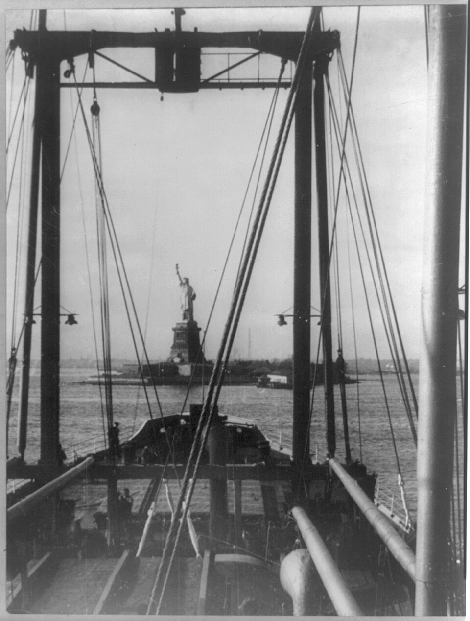 Zdjęcie ilustracyjne: Front view of Statue of Liberty from deck of S.S. President Harding LCCN2016647951.jpg