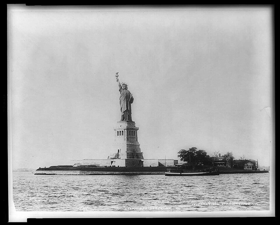 Zdjęcie ilustracyjne: Statue of Liberty, N.Y. - J.S. Johnston, view & marine photo. LCCN97502752.jpg