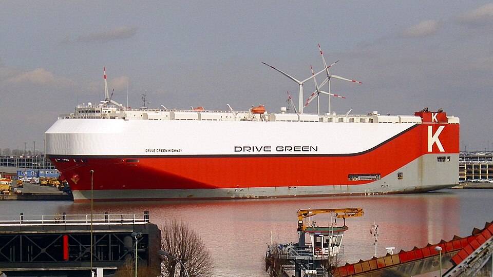 Zdjęcie ilustracyjne: Car carrier Drive Green Highway.jpg