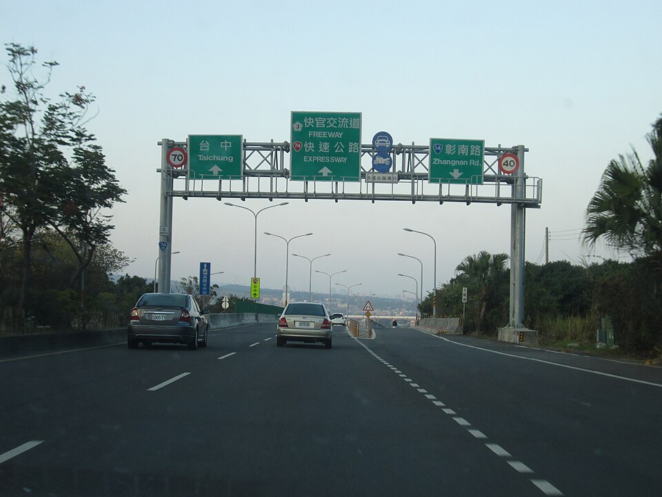 Zdjęcie ilustracyjne: Cars drive along Provincial Highway 74A towards Taichung near Niupu.jpg