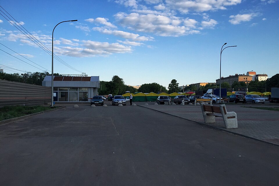 Zdjęcie ilustracyjne: Moscow, Dmitrovskoe Highway, parking lot near Timiryazevskaya metro and rail (31235817711).jpg