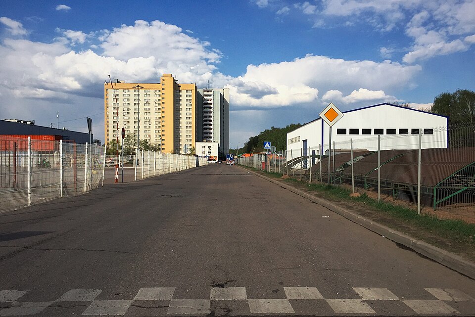 Zdjęcie ilustracyjne: Moscow, Yaroslavskoye Highway 54, former Nash Hypermarket - driveway (30484609713).jpg