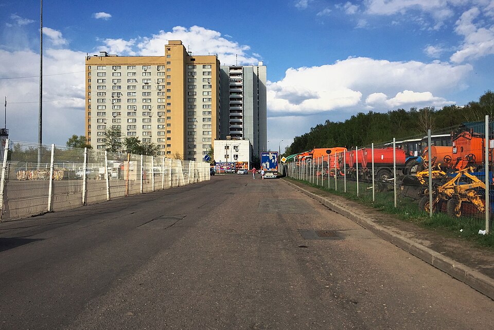 Zdjęcie ilustracyjne: Moscow, Yaroslavskoye Highway 54, former Nash Hypermarket - driveway (30924339090).jpg