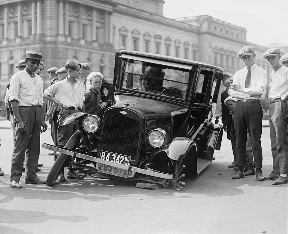 Zdjęcie ilustracyjne: Auto wreck, USA, 1923.jpg