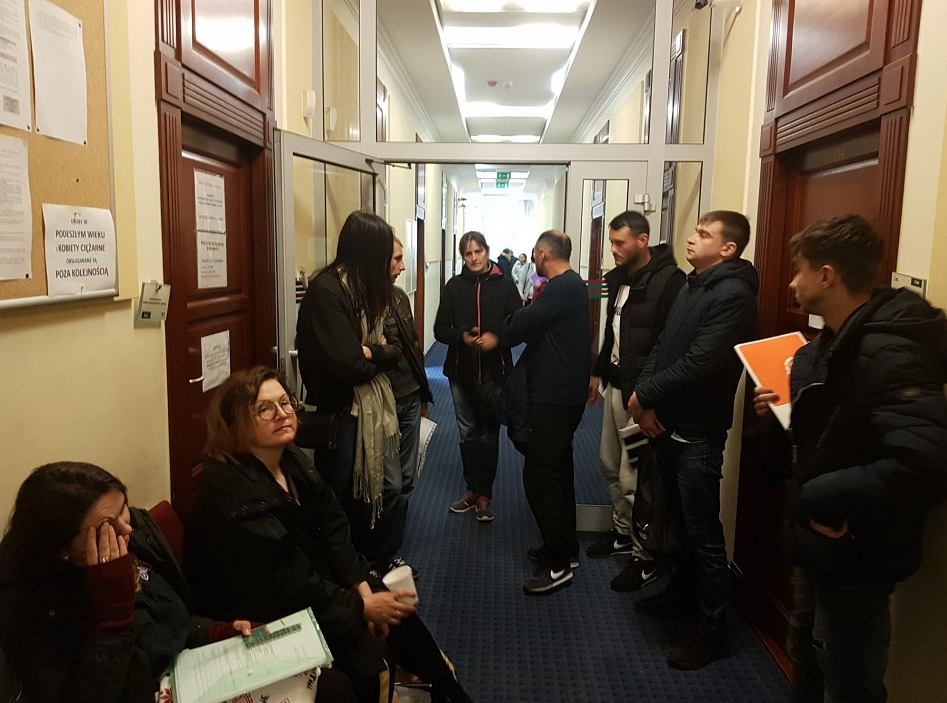 Zdjęcie ilustracyjne: Poland people queues October 2018 government office voivodeship.jpg