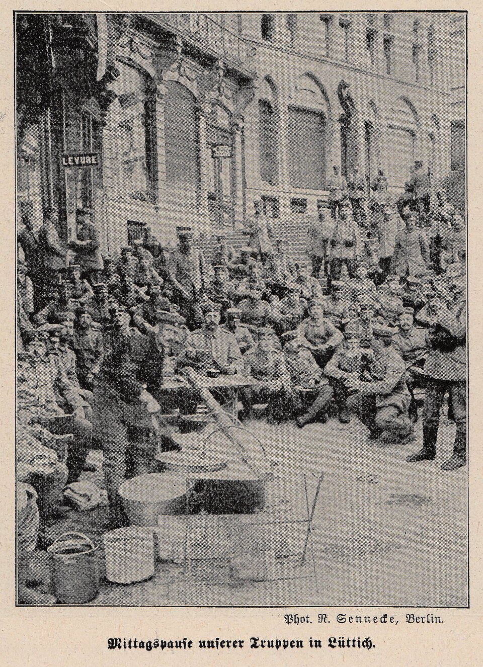 Zdjęcie ilustracyjne: Lunchtime for German troops after the fall of Liège, August 1914.jpg