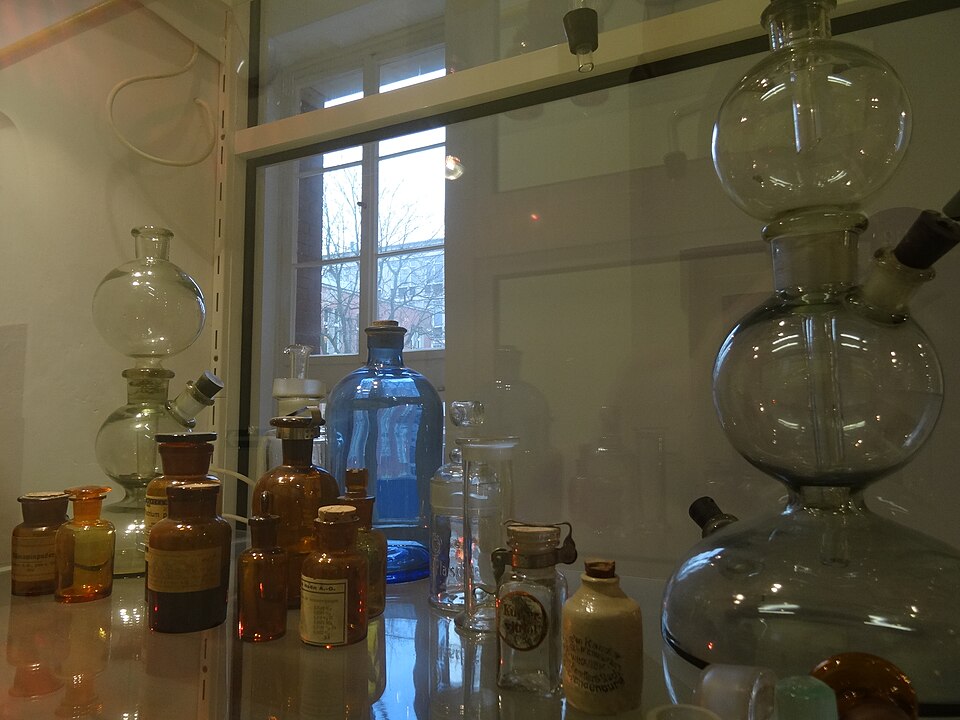 Zdjęcie ilustracyjne: Vintage laboratory glassware.jpg