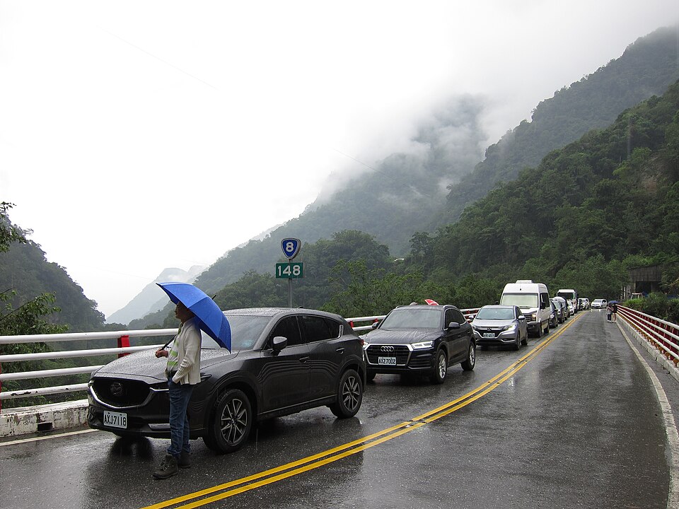 Zdjęcie ilustracyjne: Cars stopped at the 148 kilometer marker on Provincial Highway 8.jpg