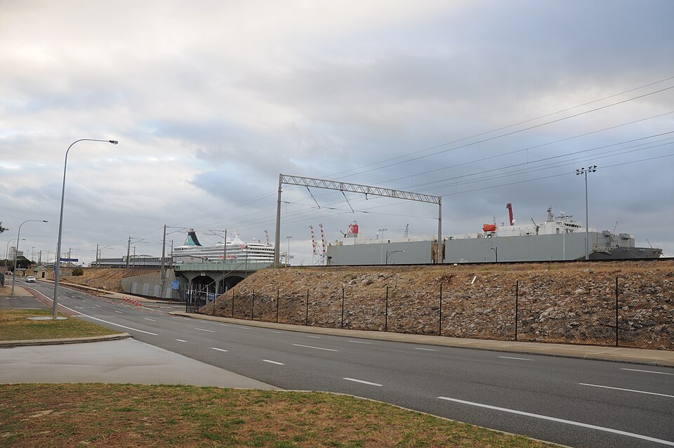 Zdjęcie ilustracyjne: Artania (ship, 1984) and Caribbean Highway in Fremantle in 2020.jpg