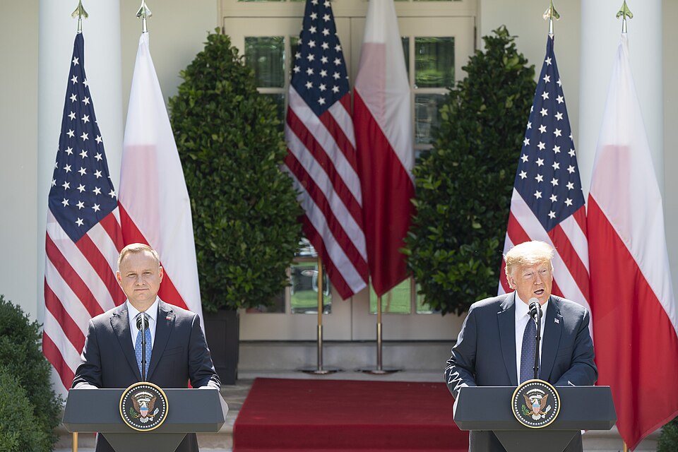 Zdjęcie ilustracyjne: President Trump Visits with the President of Poland (50043757886).jpg