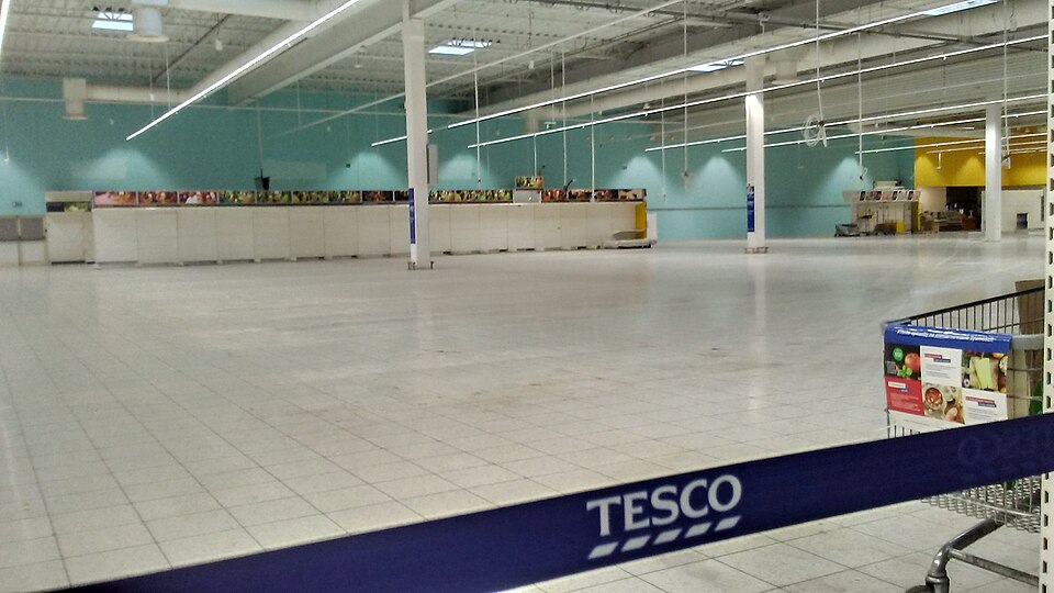 Zdjęcie ilustracyjne: Part of the Tesco hypermarket at Pojezierska Street in Łódź, which has been shut down for good.jpg