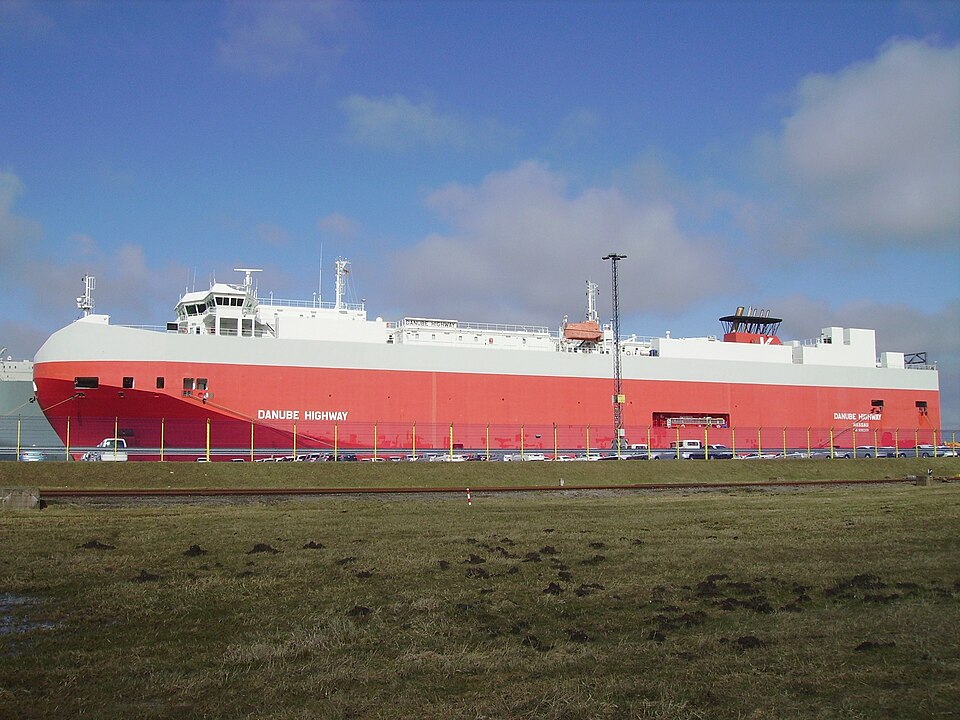 Zdjęcie ilustracyjne: Car carrier Danube Highway.jpg