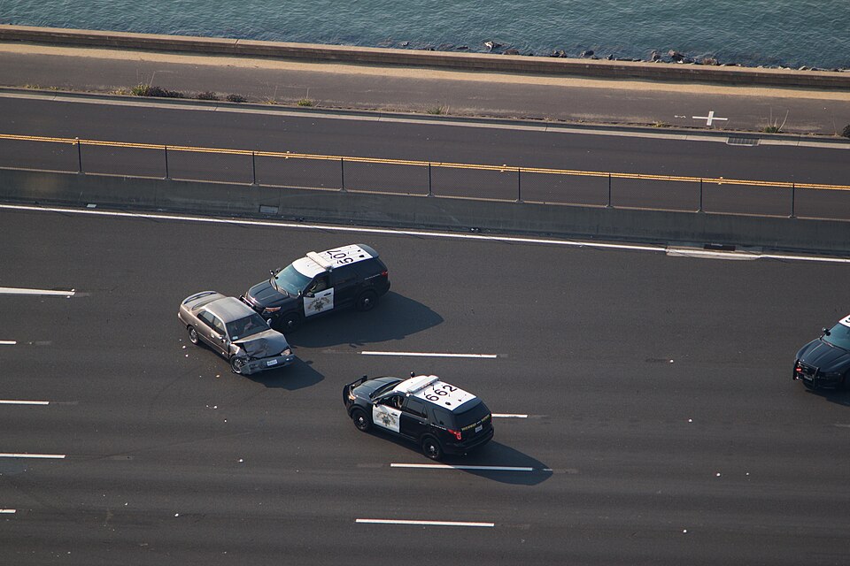 Zdjęcie ilustracyjne: California Highway Patrol ending pursuit with PIT on I-80.jpg