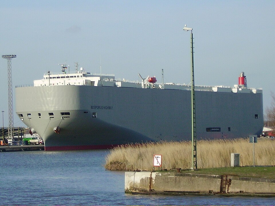 Zdjęcie ilustracyjne: Car carrier Bosporus Highway.jpg
