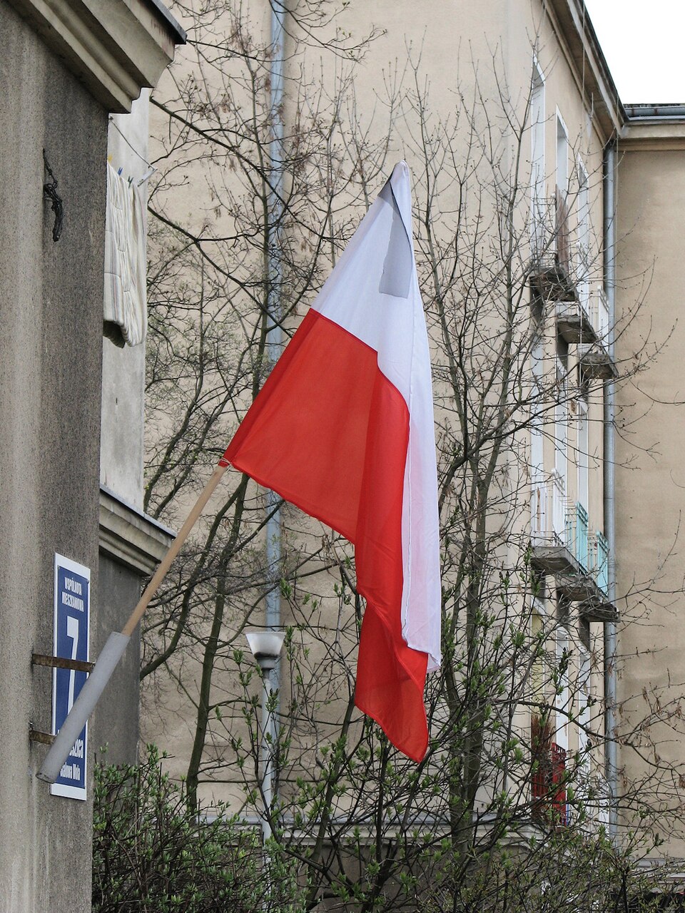 Zdjęcie ilustracyjne: Polish flag with black mourning ribbon.jpg