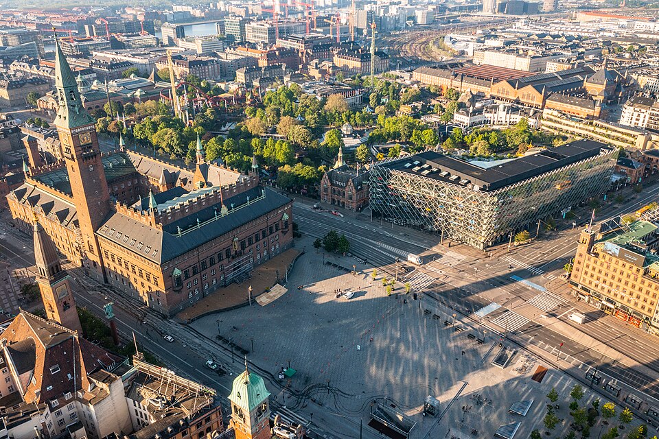 Zdjęcie ilustracyjne: Copenhagen City Hall on Rådhuspladsen (City Hall Square) and Tivoli Gardens.jpg