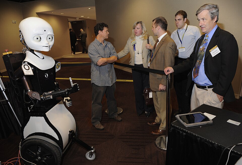 Zdjęcie ilustracyjne: US Navy 101109-N-7676W-127 Greg Trafton, center, a cognitive scientist with the Naval Research Laboratory, discusses Octavia, left,.jpg