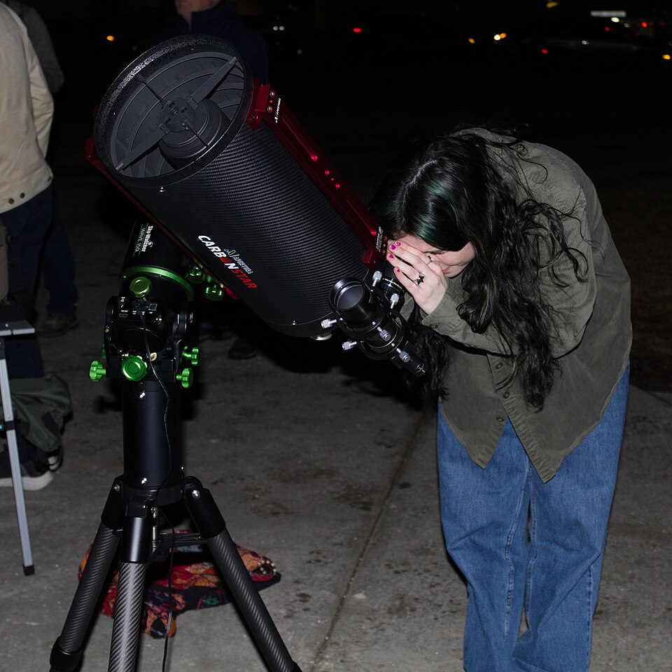 Zdjęcie ilustracyjne: Sidewalk astronomy in Madison - student views the Orion Nebula (crop).jpg
