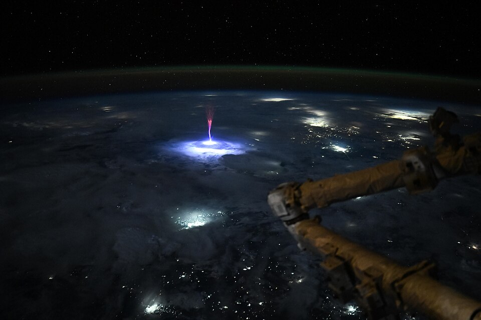 Zdjęcie ilustracyjne: Gigantic jet photographed by Nichole Ayers on the International Space Station, some edits.jpg