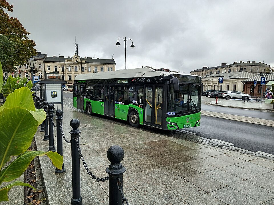 Zdjęcie ilustracyjne: 20251007 104412 Electrically-powered city bus, Piotrków Trybunalski, Poland.jpg