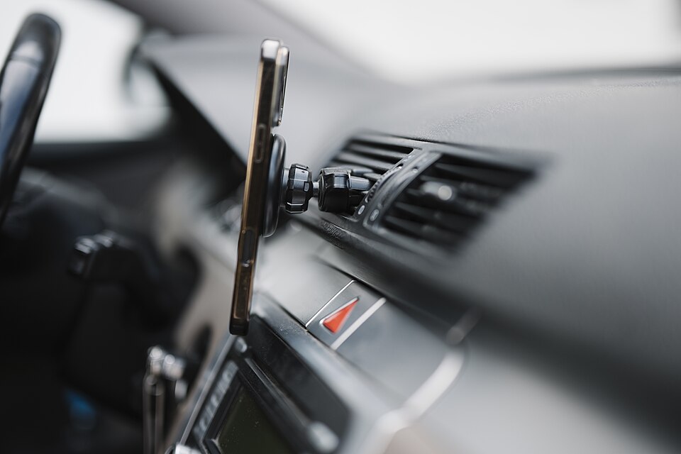 Zdjęcie ilustracyjne: Smartphone mounted on car dashboard during a drive in a modern vehicle with a focus on navigation use.jpg