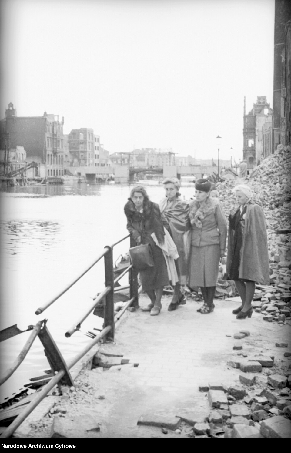 Zdjęcie ilustracyjne: 01945 3 86 0 - 2 171398 Women looking at the ruins of Granary Island over the Motława River in Gdańsk (1945).jpg