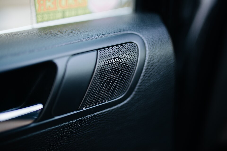 Zdjęcie ilustracyjne: Close-up view of a car door speaker with modern design and texture highlighting sound quality enhancements.jpg