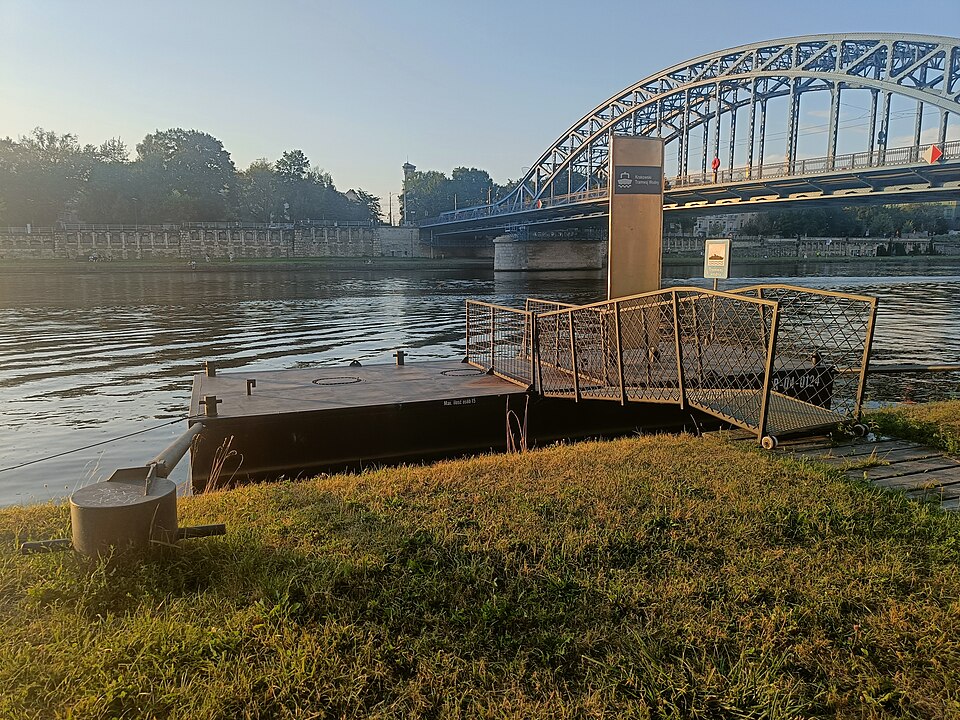 Zdjęcie ilustracyjne: Kraków River Tram Platform.jpg