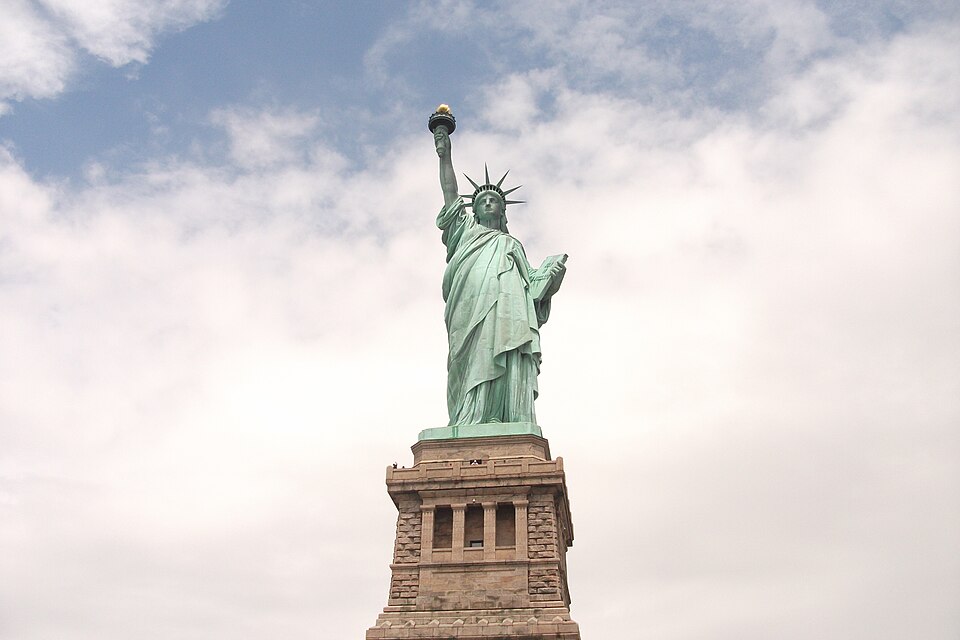 Zdjęcie ilustracyjne: Statue of Liberty straight front shot distance.JPG