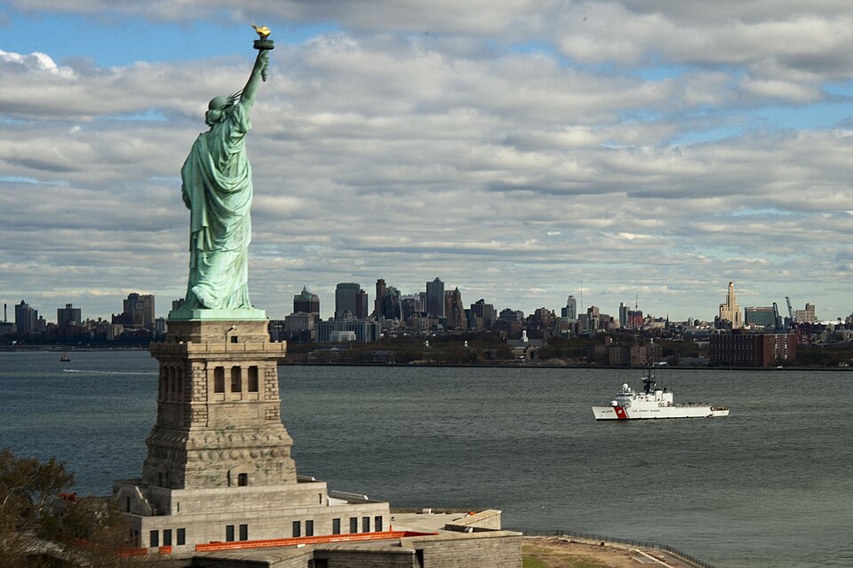 Zdjęcie ilustracyjne: Statue of liberty and big USCG cutter.jpg