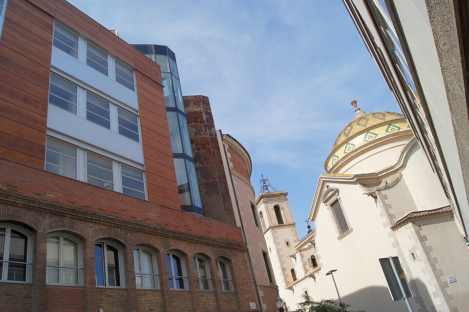 Zdjęcie ilustracyjne: Modern and tradition, Barcelona - panoramio.jpg