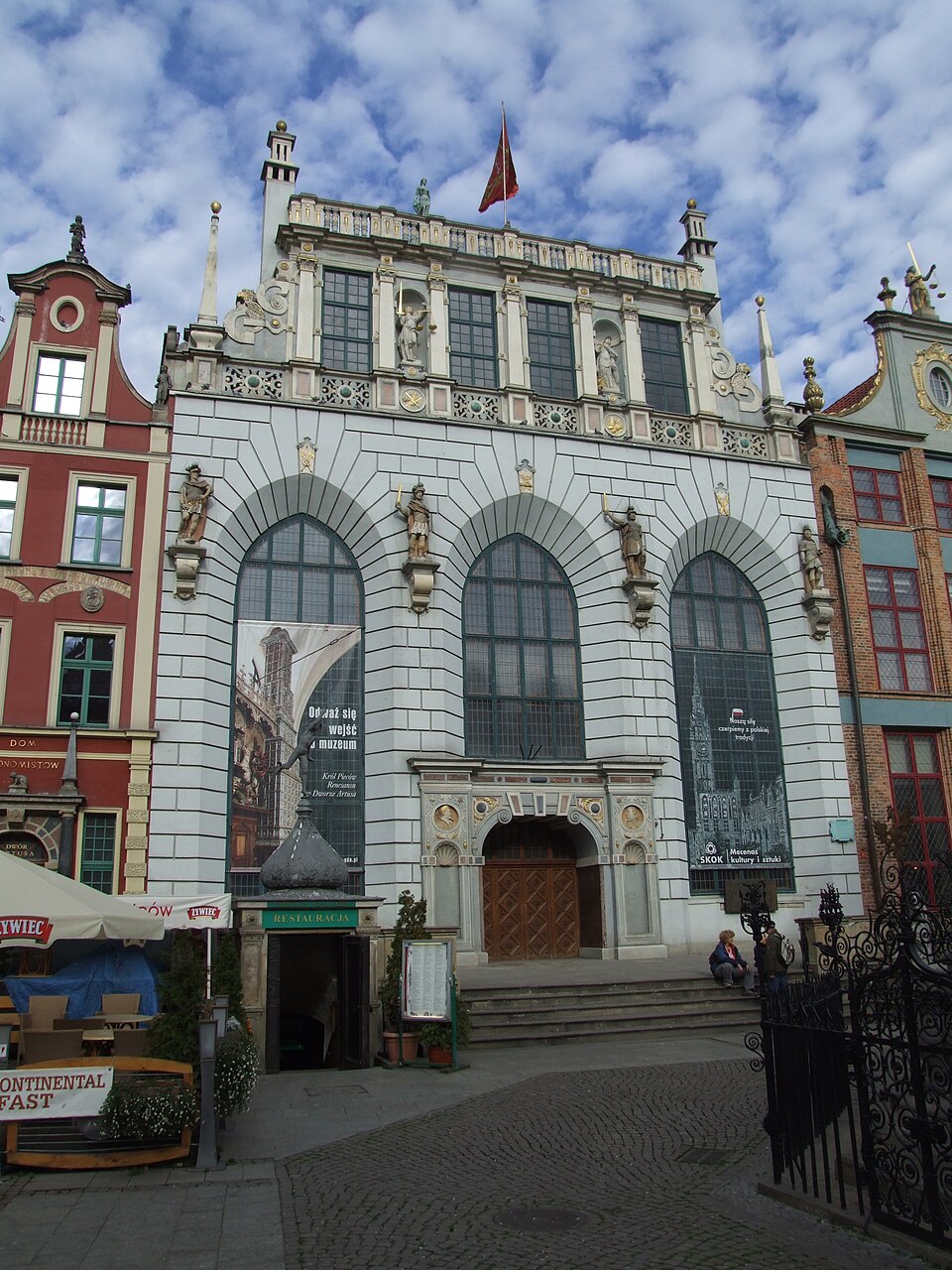Zdjęcie ilustracyjne: Artus Court, Gdańsk, Poland - 20081010 (by Joymaster).jpg