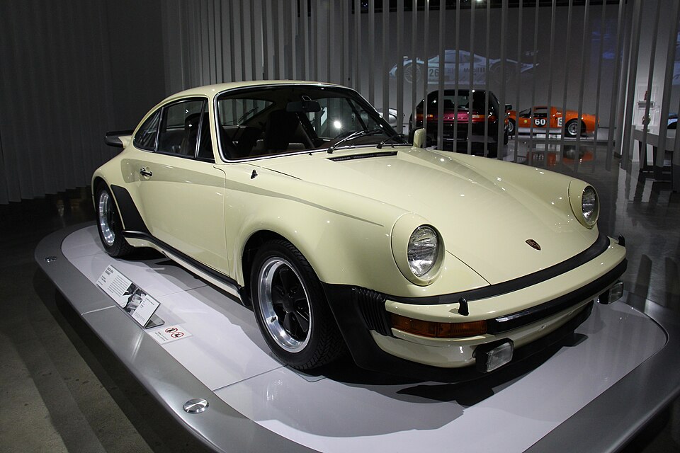 Zdjęcie ilustracyjne: 1976 Porsche 911 Turbo Carrera (42871386680).jpg