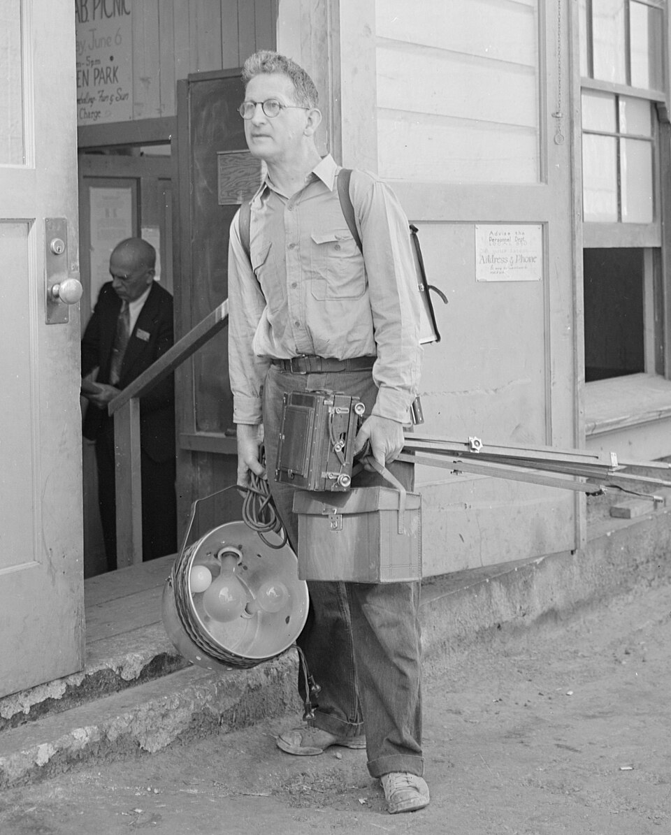 Zdjęcie ilustracyjne: George Cedric Wright, Radiation Laboratory photographer... NARA 22118110 (cropped).jpg