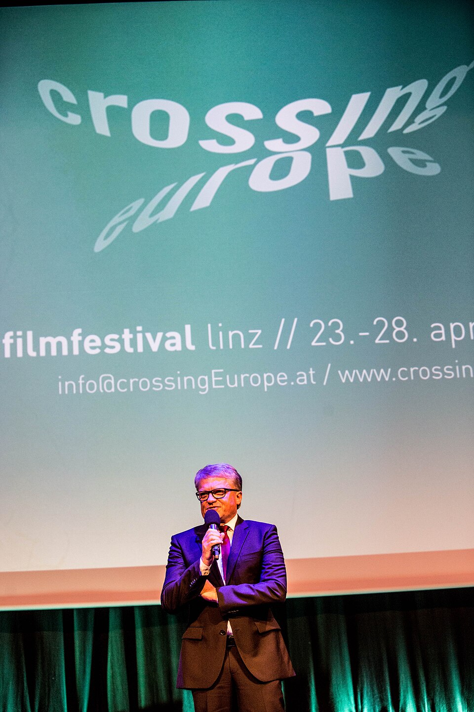 Zdjęcie ilustracyjne: Crossing Europe 2015 - Opening Ceremony Klaus Luger (Mayor City of Linz) (17059328760).jpg