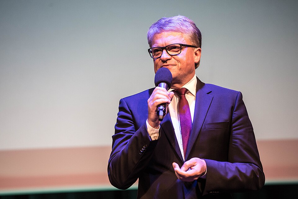 Zdjęcie ilustracyjne: Crossing Europe 2015 - Opening Ceremony Klaus Luger (Mayor City of Linz) (17059329290).jpg