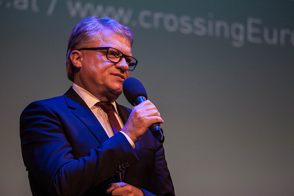 Zdjęcie ilustracyjne: Crossing Europe 2015 - Opening Ceremony Klaus Luger (Mayor City of Linz) (16624720324).jpg